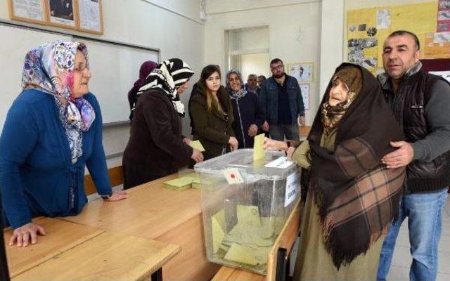 Van'da 89 Yaşındaki Kadın, Görevlilerin Yardımıyla Sandık Başına Geldi