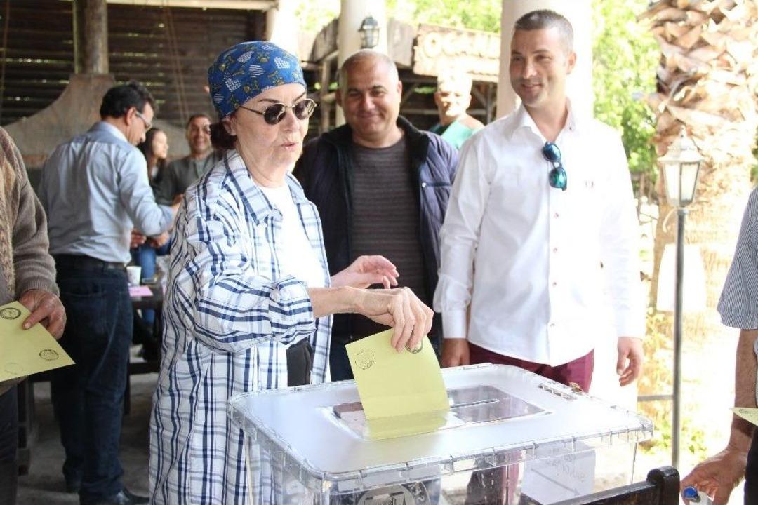 &Uuml;nl&uuml; Oyuncu Fatma Girik Hasta Yatağından Kalkıp Oy Kullandı