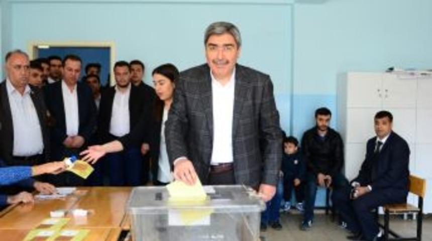 Ak Parti İl Başkanı &Ouml;zke&ccedil;eci Oyunu Kullandı