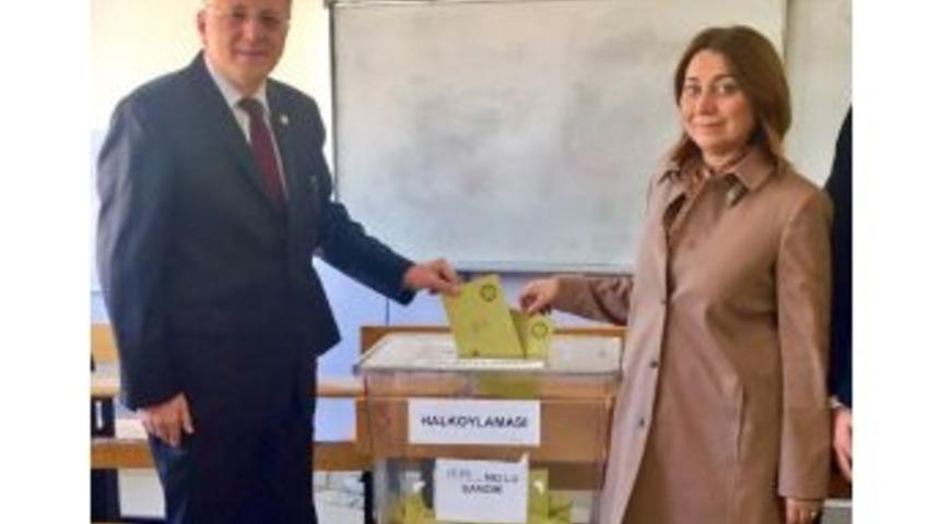 Ko&ccedil;er Oyunu Eşiyle Birlikte Kullandı