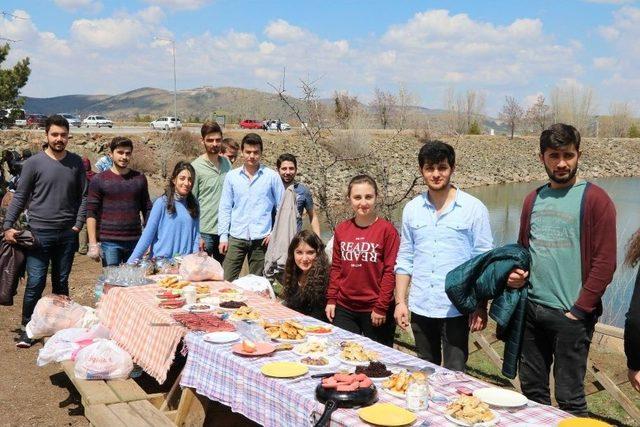 Yozgat’ta Oyunu Kullanan Vatandaşlar Piknik Alanlarına Akın Etti