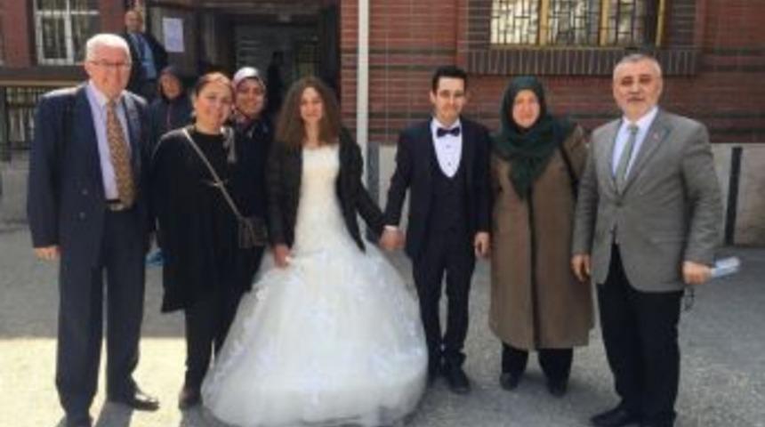 Gelinlik Ve Damatlıkları İle Oy Kullanmaya Gittiler