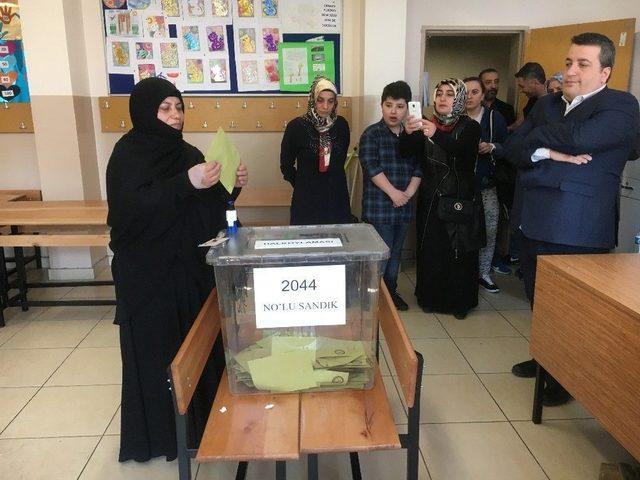 Demokrasi N&ouml;betine Kamyonla Giden Şerife Boz Oyunu Kullandı 1