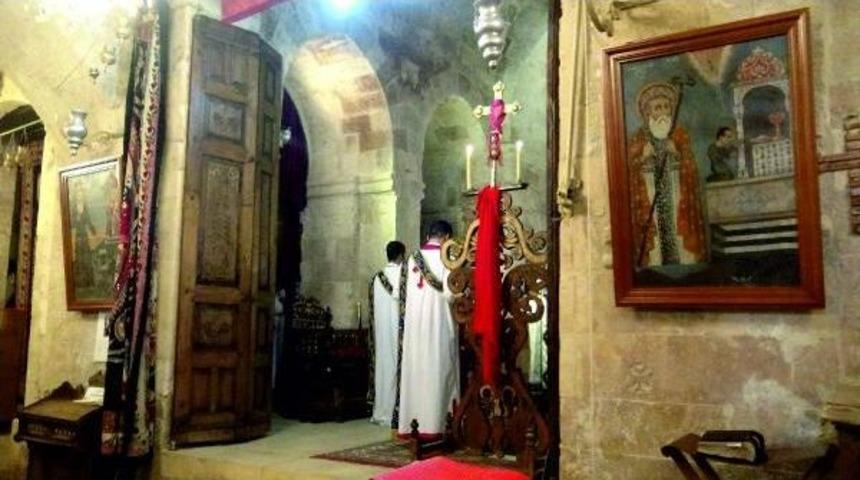 S&uuml;ryaniler, Oy Kullanıp Paskalya Bayramı'nı Kutladı