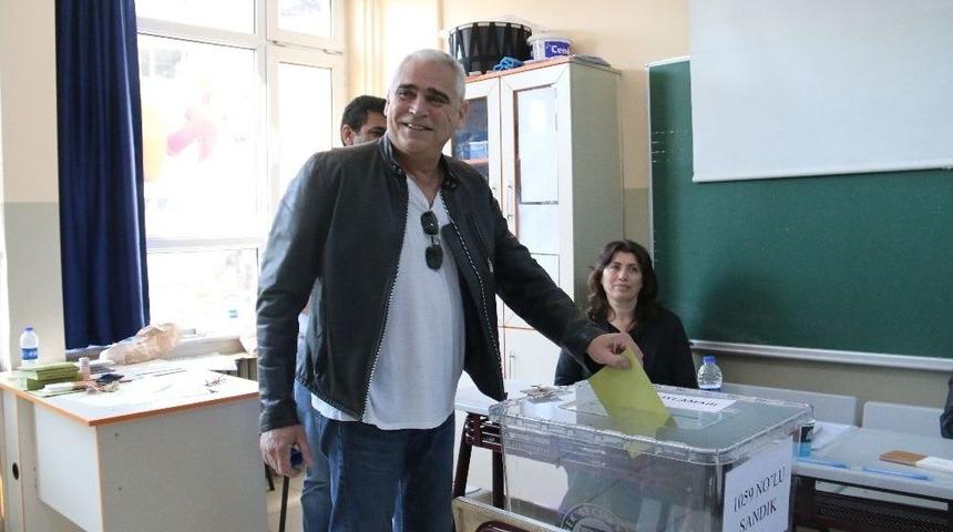 &Uuml;nl&uuml; İsimler Referandum İ&ccedil;in Sandık Başında