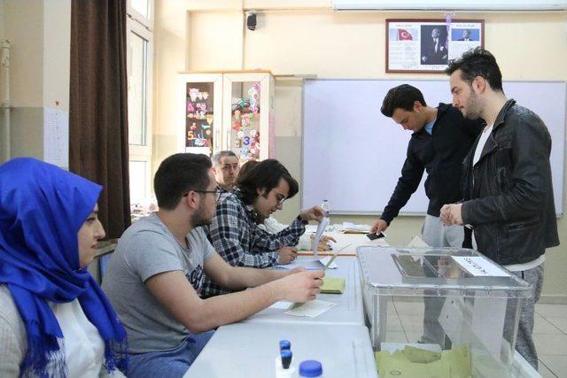 Ünlü İsimler Referandum İçin Sandık Başında