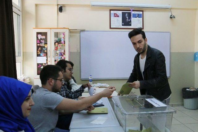 Ünlü İsimler Referandum İçin Sandık Başında