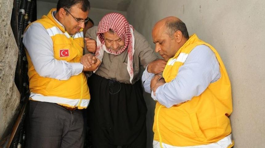 Şanlıurfa&rsquo;da Yaşlı Ve Engelliler Sandığa Sedyede G&ouml;t&uuml;r&uuml;ld&uuml;