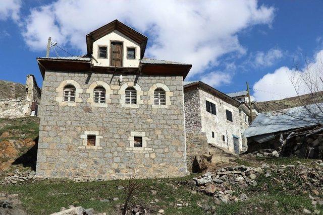 Bu K&ouml;y&uuml;n Yalnızca 9 Se&ccedil;meni Var 1