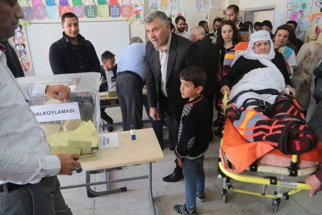 Silopi&rsquo;de Fel&ccedil;li Hastalar Sağlık&ccedil;ıların Yardımı İle Oy Kullandı 1