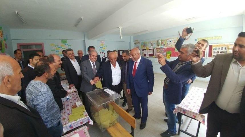 Milletvekili Tayyar Oyunu Sandığa Atmak İ&ccedil;in Muhtardan Yardım İstedi