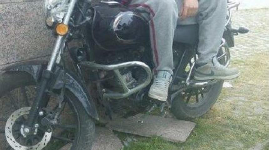 Motosikletinden Inmesini Isteyen Arkadaşını &Ouml;ld&uuml;rd&uuml;