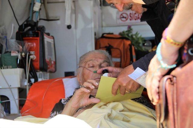 &Uuml;nl&uuml; Oyuncunun Kayınvalidesi Oy Kullanmaya Ambulansla Geldi 2