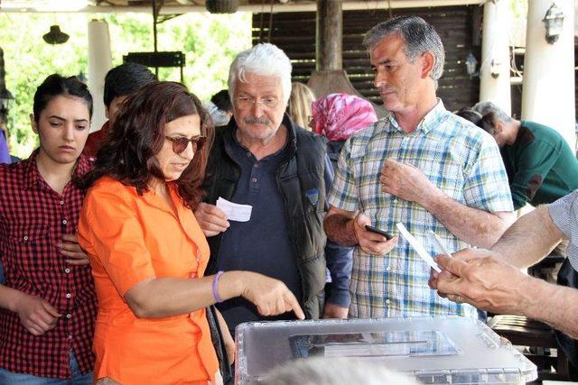 &Uuml;nl&uuml; Oyuncunun Kayınvalidesi Oy Kullanmaya Ambulansla Geldi 3