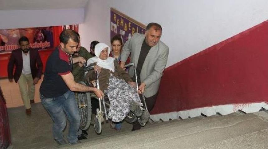 Yaşlı Ve Hastalara Ambulans Hizmeti