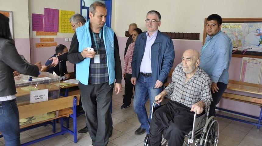 Hasta Ve Yaşlılar Ekiplerin Yardımıyla Sandığa Gitti