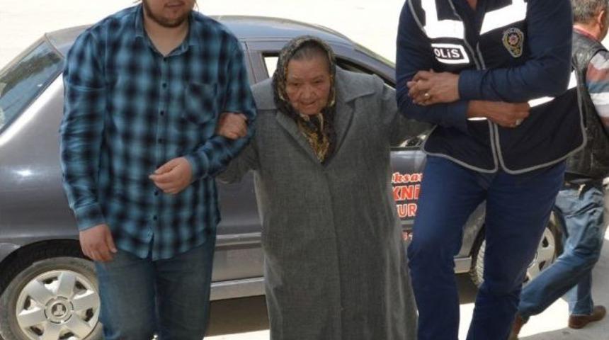 Yaşlı Kadının Oy Kullanmasına Polis Yardım Etti