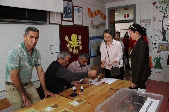 Antalya&rsquo;da Yerleşik Yabancılar Sandık Başına Gitti 2