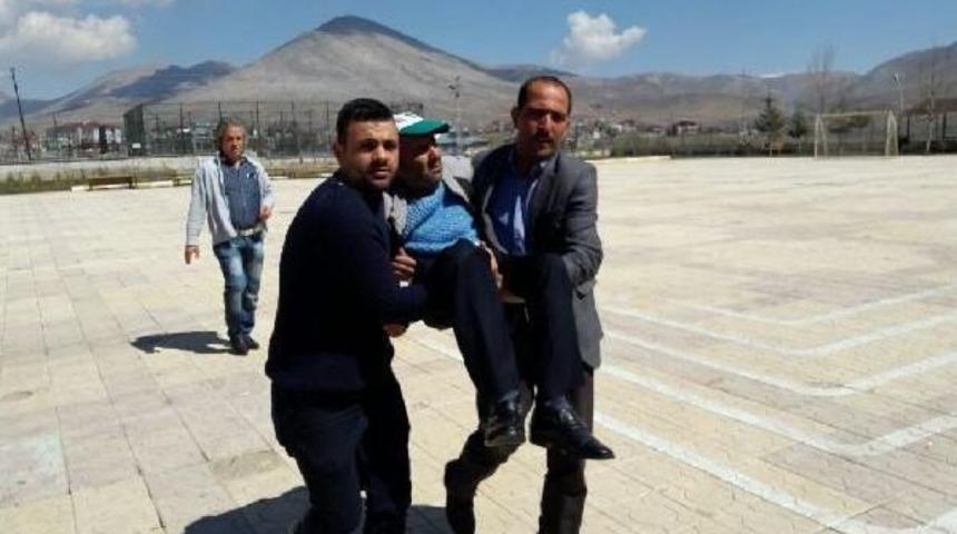 Engelli Se&ccedil;menler Kucakta Taşınarak Oyunu Kullandı