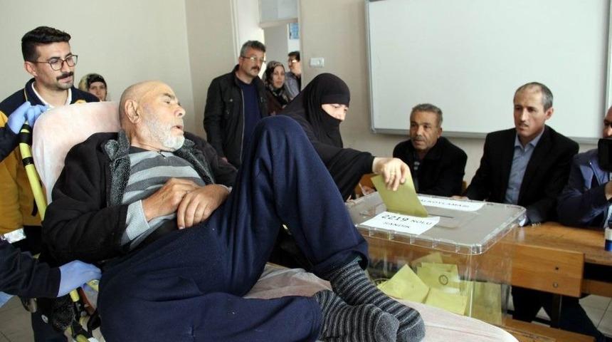 Sivas&rsquo;ta Yatalak Hastalar Sandık Başına Gitti