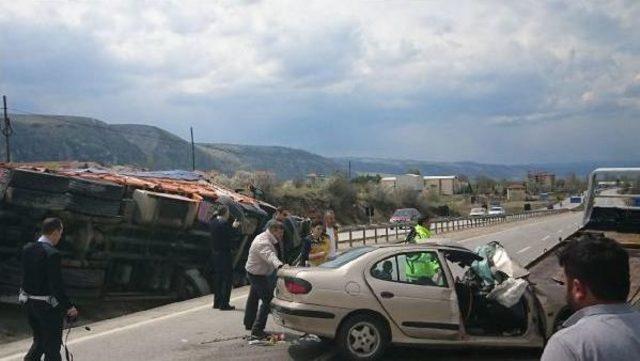 Tır ın Altına Giren Otomobilde 2 &Ouml;l&uuml;,3 Yaralı 1