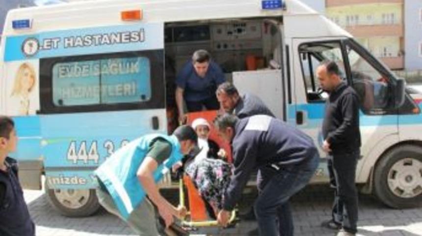 Sağlık Ekipleri Hastaları Sandık Başına Taşıyor