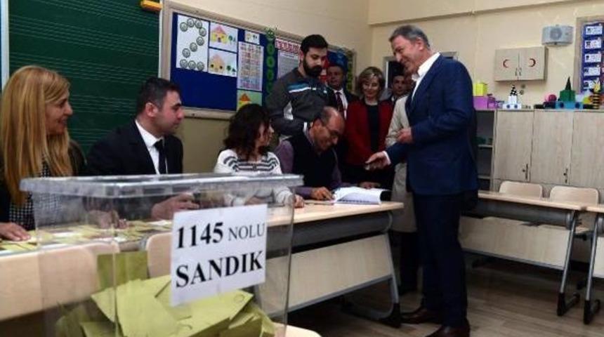 Genelkurmay Başkanı Akar, Başkentte Eşiyle Oy Kullandı