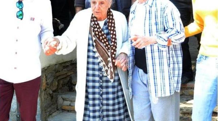 Fatma Girik Oyunu Kullandı, Memduh &Uuml;n'&uuml;n Mezarına Koştu