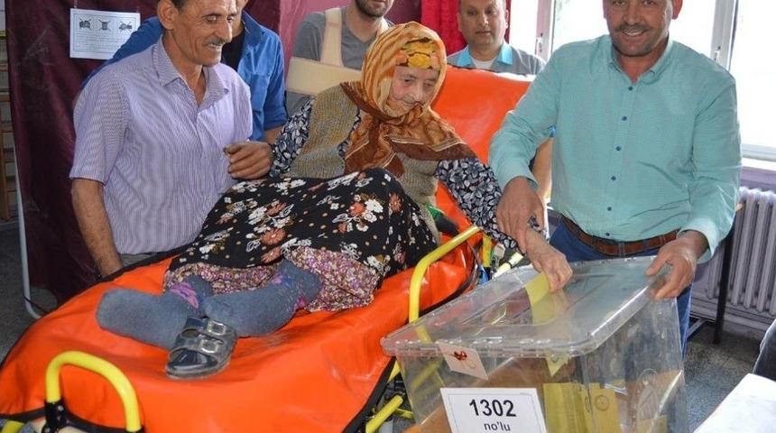 114&rsquo;l&uuml;k Ayşe Nine Sedyede Oy Kullandı