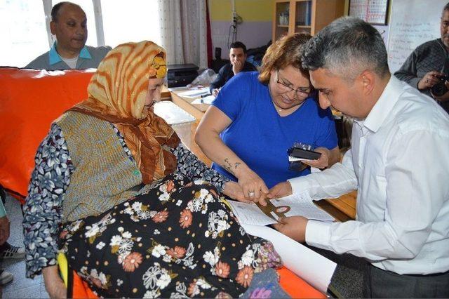 114&rsquo;l&uuml;k Ayşe Nine Sedyede Oy Kullandı 1