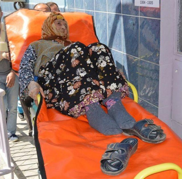 114&rsquo;l&uuml;k Ayşe Nine Sedyede Oy Kullandı 2