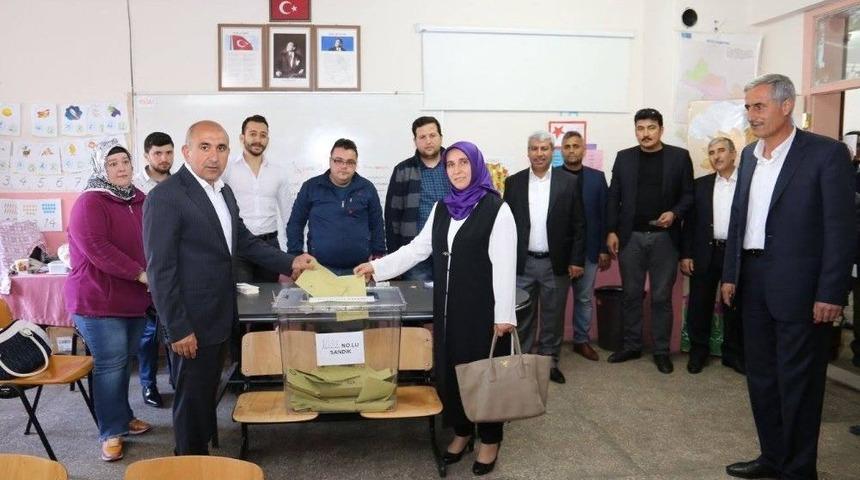 Başkan Kara Eşi İle Birlikte Oyunu Kullandı