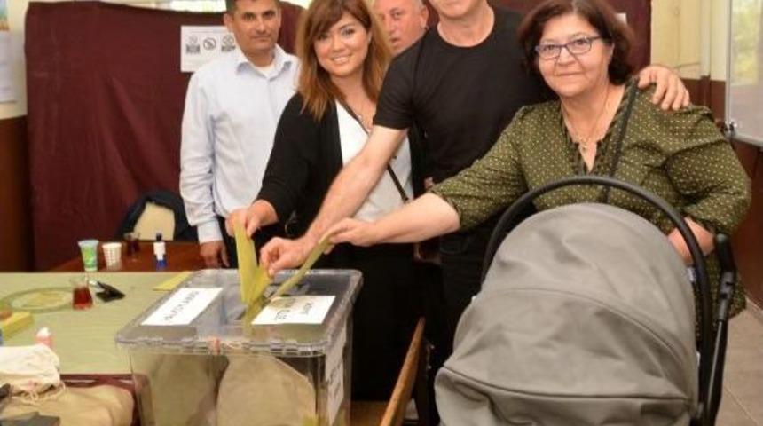 S&uuml;mer Ezg&uuml;, 3 Aylık Bebeğiyle Oyunu Kullandı