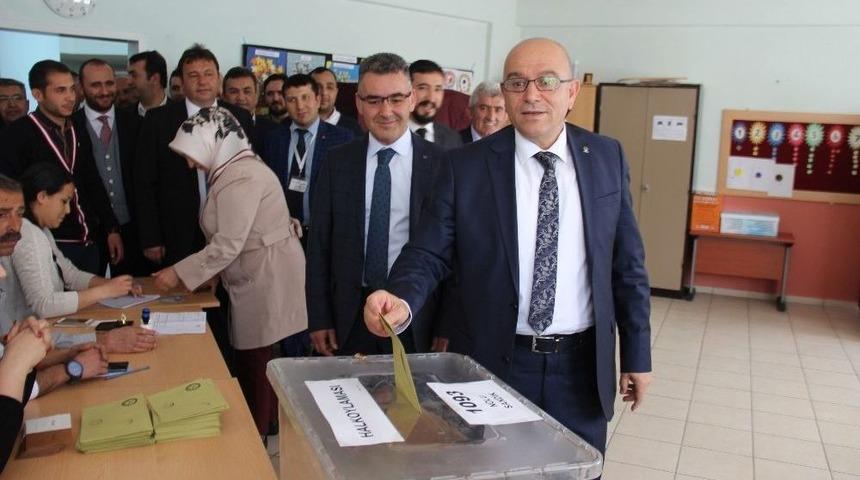 Ak Parti İl Başkanı &Ouml;zden Oyunu Kullandı