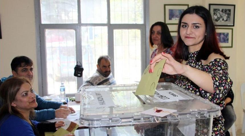 Ermeni Asıllı T&uuml;rk Vatandaşları Sandık Başında