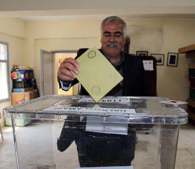 Ermeni Asıllı T&uuml;rk Vatandaşları Sandık Başında 1