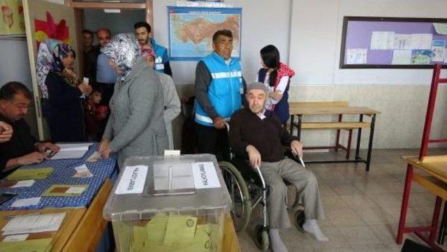 Konya'da Seçmen Referandum Için Sandık Başına Gitti (3)