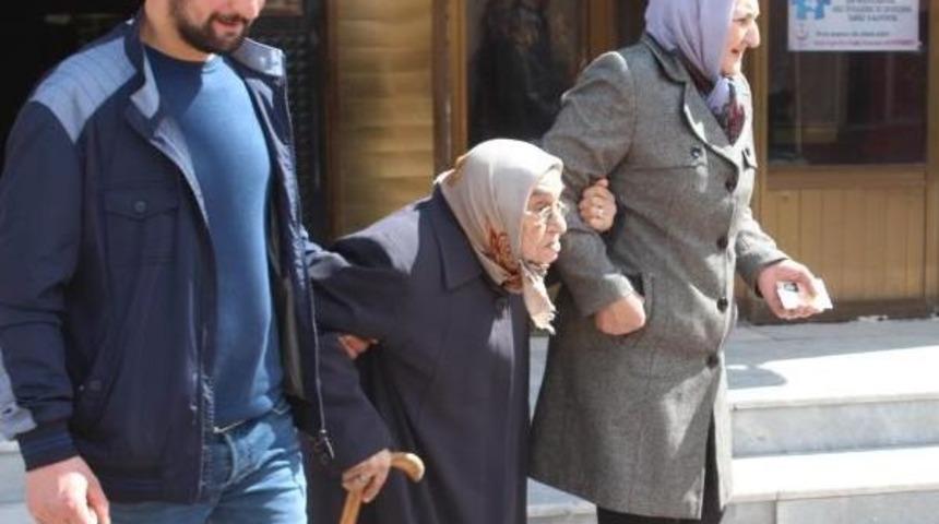 97 Yaşındaki Sandık Başına Gitti