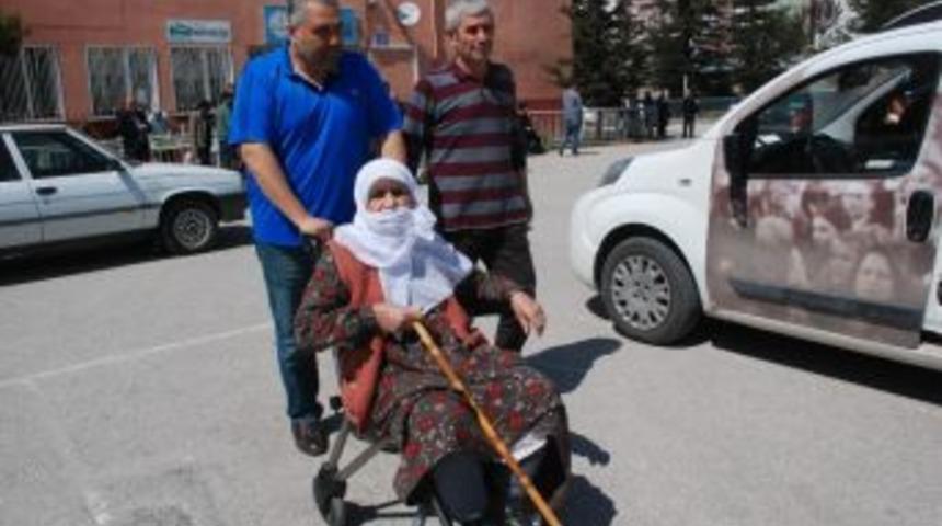 79 Yaşındaki Nine Oy Kullanmaya Tekerlekli Sandalye İle Gitti