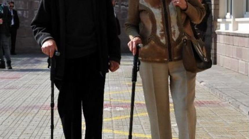 Oy Kullanan Yaşlı Ve Engelliler Gen&ccedil;lere &Ouml;rnek Oldu