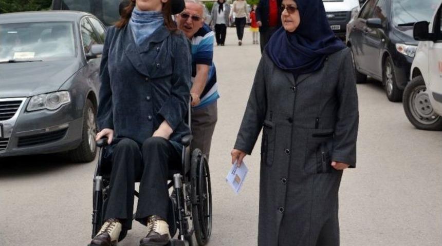 D&uuml;nyanın En Uzun Gen&ccedil; Kızı Oyunu Kullandı