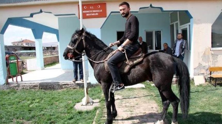 Se&ccedil;menler Oy Kullanmaya At Ile Gittiler