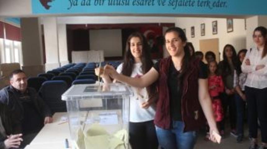 Mardinli İkizler İlk Defa Oy Kullandı