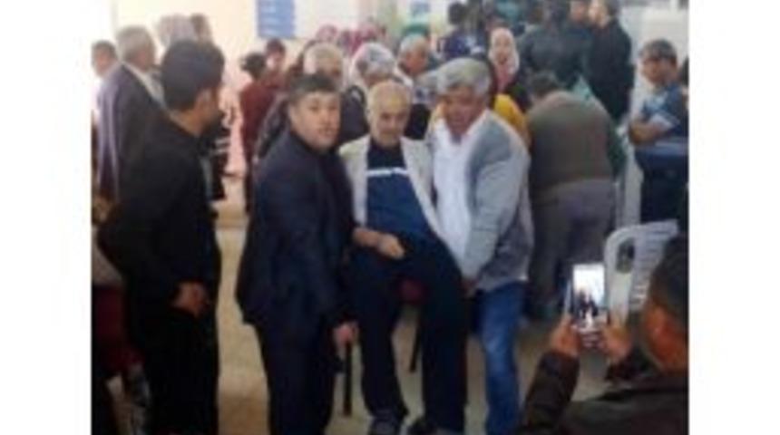 Oy Kullanmaya Sandalyede Taşınarak Geldi