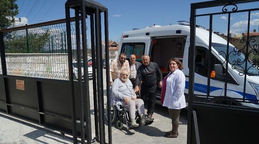 Y&uuml;r&uuml;me Engelli Vatandaş, Ambulansla Oy Kullanmaya Getirildi