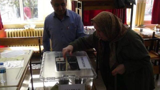 Engelli Ve Yaşlı Se&ccedil;menler Ara&ccedil;larla Taşındı 2