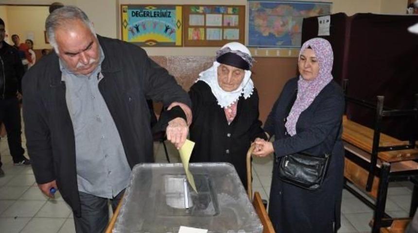 116 Yaşında Sandık Başına Gitti