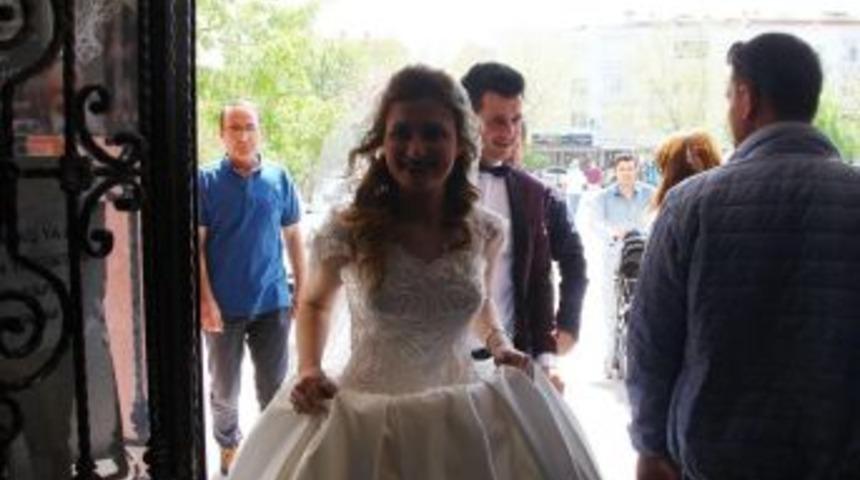 Gelinlik Ve Damatlıkla Sandığa Gittiler