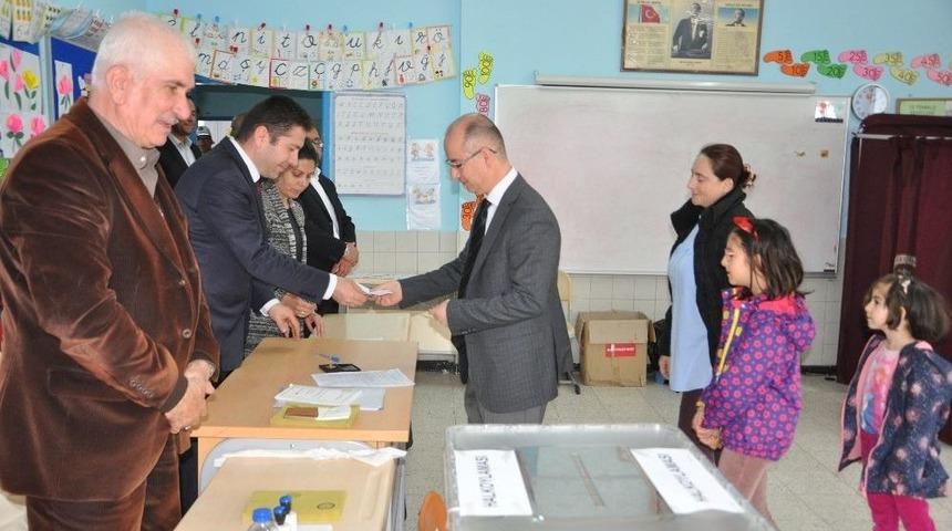 Boz&uuml;y&uuml;k Kaymakamı Hasan Yaman, Ailesiyle Birlikte Oyunu Kullandı