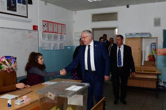 Ak Parti Milletvekili Ahmet Uzer Oyunu Kullandı